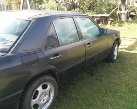 Черный Мерседес В124, объемом двигателя 3 л и пробегом 370 тыс. км за 1373 $, фото 4 на Automoto.ua