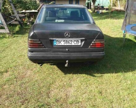 Черный Мерседес В124, объемом двигателя 3 л и пробегом 370 тыс. км за 1373 $, фото 3 на Automoto.ua