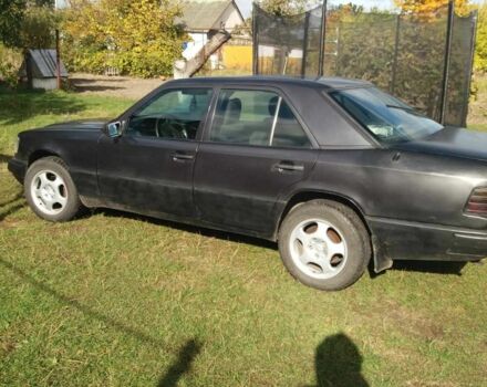 Черный Мерседес В124, объемом двигателя 3 л и пробегом 370 тыс. км за 1373 $, фото 2 на Automoto.ua