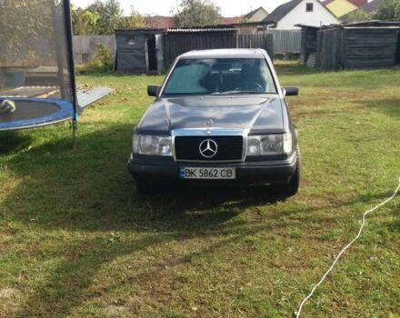 Черный Мерседес В124, объемом двигателя 3 л и пробегом 370 тыс. км за 1373 $, фото 5 на Automoto.ua