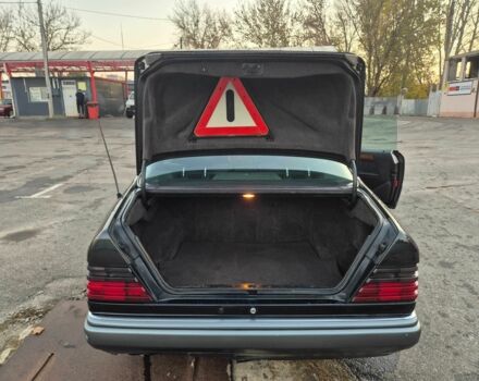 Чорний Мерседес В124, об'ємом двигуна 2 л та пробігом 385 тис. км за 4400 $, фото 11 на Automoto.ua