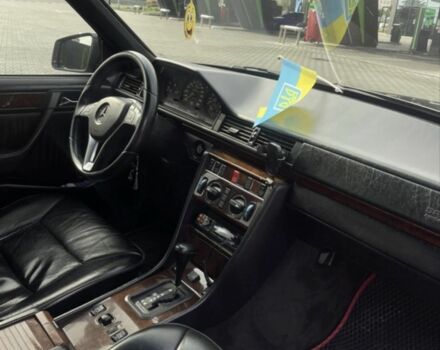 Чорний Мерседес В124, об'ємом двигуна 3.2 л та пробігом 120 тис. км за 7000 $, фото 4 на Automoto.ua