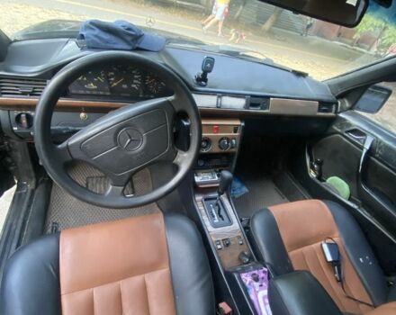 Черный Мерседес В124, объемом двигателя 3 л и пробегом 450 тыс. км за 1800 $, фото 3 на Automoto.ua