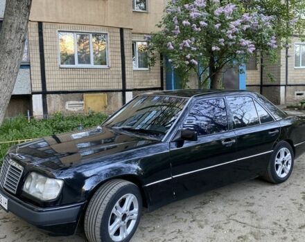 Черный Мерседес В124, объемом двигателя 2.6 л и пробегом 400 тыс. км за 2000 $, фото 4 на Automoto.ua