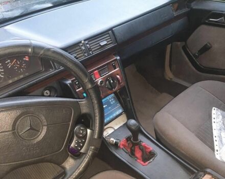 Черный Мерседес В124, объемом двигателя 2 л и пробегом 500 тыс. км за 1400 $, фото 7 на Automoto.ua