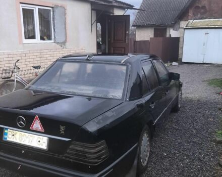 Черный Мерседес В124, объемом двигателя 2 л и пробегом 500 тыс. км за 1400 $, фото 2 на Automoto.ua