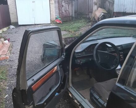 Черный Мерседес В124, объемом двигателя 2 л и пробегом 500 тыс. км за 1400 $, фото 5 на Automoto.ua