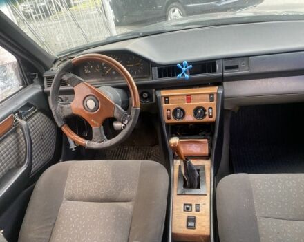 Чорний Мерседес В124, об'ємом двигуна 2 л та пробігом 300 тис. км за 1400 $, фото 6 на Automoto.ua