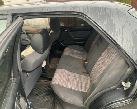 Черный Мерседес В124, объемом двигателя 2.6 л и пробегом 366 тыс. км за 1650 $, фото 6 на Automoto.ua