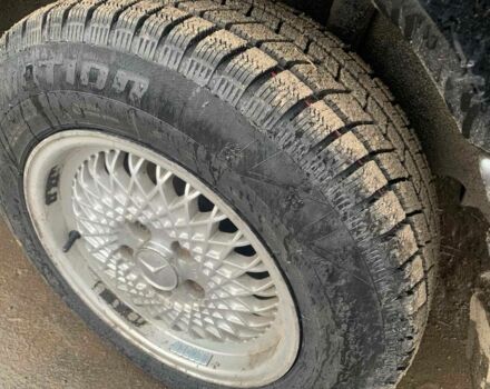 Черный Мерседес В124, объемом двигателя 2.6 л и пробегом 366 тыс. км за 1650 $, фото 5 на Automoto.ua