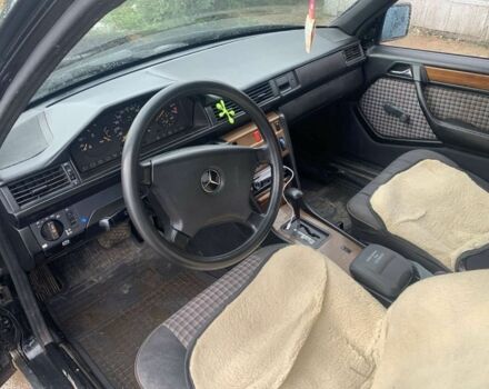 Черный Мерседес В124, объемом двигателя 2.6 л и пробегом 366 тыс. км за 1650 $, фото 3 на Automoto.ua
