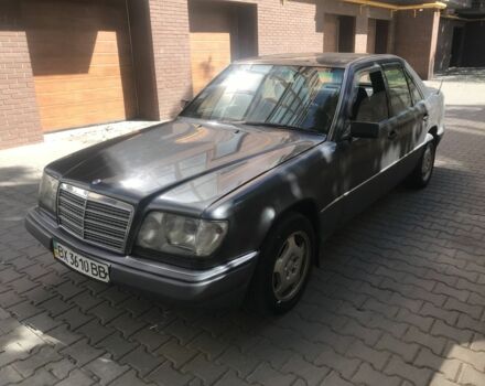 Черный Мерседес В124, объемом двигателя 2 л и пробегом 380 тыс. км за 2200 $, фото 6 на Automoto.ua