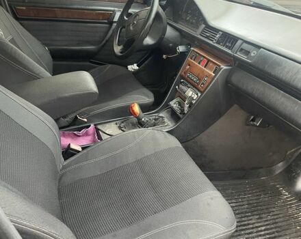 Черный Мерседес В124, объемом двигателя 2 л и пробегом 254 тыс. км за 1650 $, фото 6 на Automoto.ua