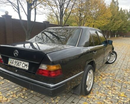 Черный Мерседес В124, объемом двигателя 2 л и пробегом 254 тыс. км за 1650 $, фото 3 на Automoto.ua