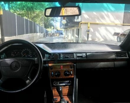 Черный Мерседес В124, объемом двигателя 2 л и пробегом 380 тыс. км за 2200 $, фото 1 на Automoto.ua