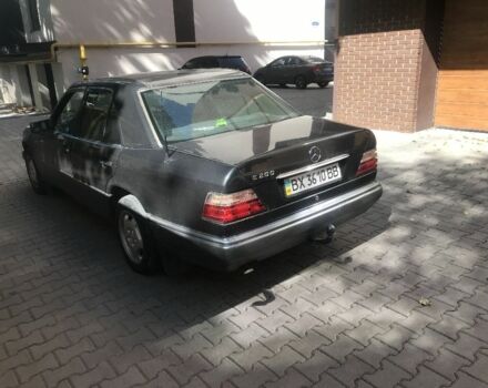 Черный Мерседес В124, объемом двигателя 2 л и пробегом 380 тыс. км за 2200 $, фото 3 на Automoto.ua