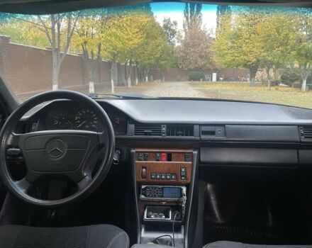 Черный Мерседес В124, объемом двигателя 2 л и пробегом 254 тыс. км за 1650 $, фото 7 на Automoto.ua