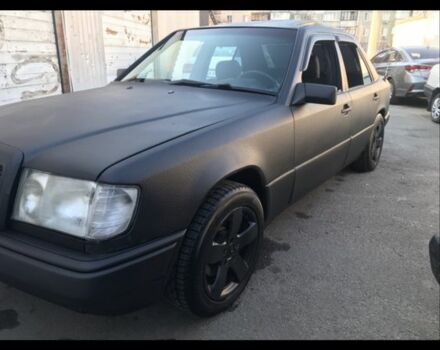 Черный Мерседес В124, объемом двигателя 3 л и пробегом 409 тыс. км за 2300 $, фото 1 на Automoto.ua