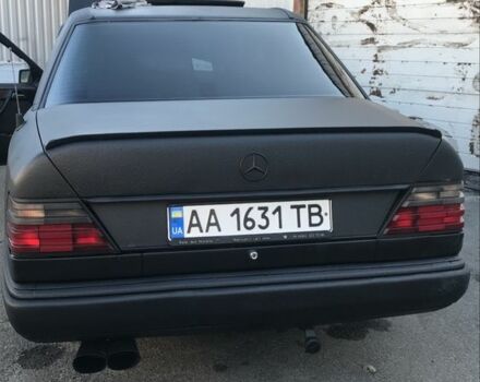 Черный Мерседес В124, объемом двигателя 3 л и пробегом 409 тыс. км за 2300 $, фото 4 на Automoto.ua