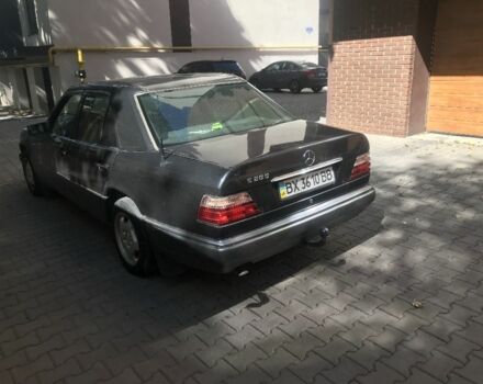 Черный Мерседес В124, объемом двигателя 2 л и пробегом 380 тыс. км за 2200 $, фото 2 на Automoto.ua