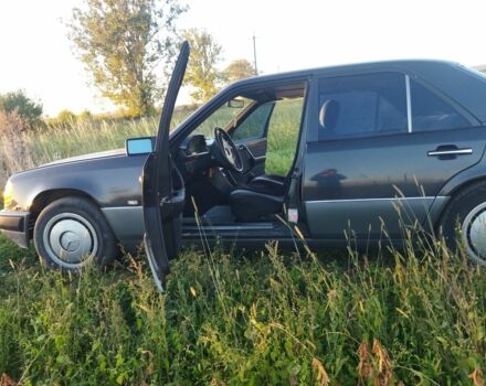 Черный Мерседес В124, объемом двигателя 2 л и пробегом 200 тыс. км за 2200 $, фото 7 на Automoto.ua