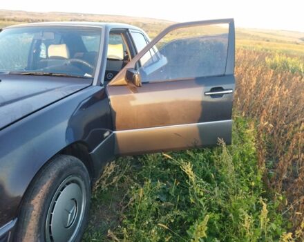 Черный Мерседес В124, объемом двигателя 2 л и пробегом 200 тыс. км за 2200 $, фото 3 на Automoto.ua