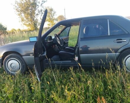 Черный Мерседес В124, объемом двигателя 2 л и пробегом 200 тыс. км за 2200 $, фото 5 на Automoto.ua