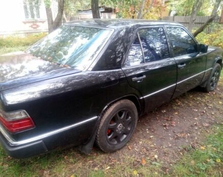 Черный Мерседес В124, объемом двигателя 3 л и пробегом 300 тыс. км за 3000 $, фото 3 на Automoto.ua