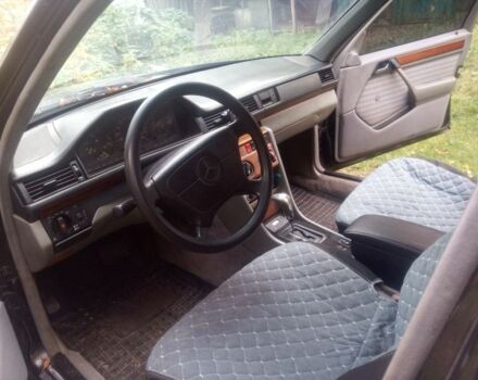 Черный Мерседес В124, объемом двигателя 3 л и пробегом 300 тыс. км за 3000 $, фото 5 на Automoto.ua