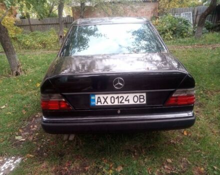 Черный Мерседес В124, объемом двигателя 3 л и пробегом 300 тыс. км за 3000 $, фото 4 на Automoto.ua