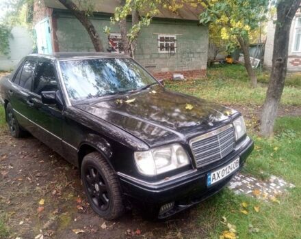 Черный Мерседес В124, объемом двигателя 3 л и пробегом 300 тыс. км за 3000 $, фото 1 на Automoto.ua