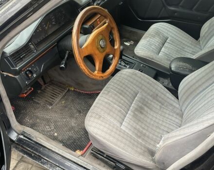 Черный Мерседес В124, объемом двигателя 2.3 л и пробегом 450 тыс. км за 1418 $, фото 4 на Automoto.ua