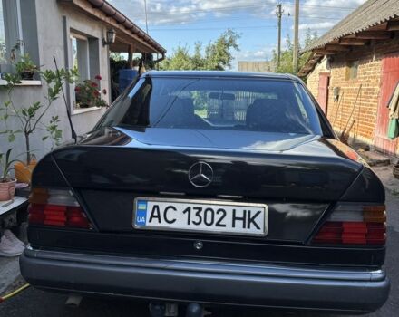 Черный Мерседес В124, объемом двигателя 2.2 л и пробегом 448 тыс. км за 3000 $, фото 5 на Automoto.ua