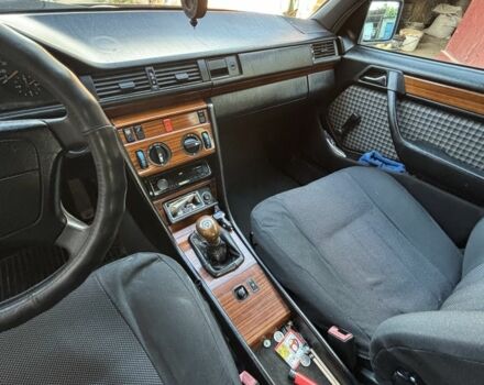 Черный Мерседес В124, объемом двигателя 2.2 л и пробегом 448 тыс. км за 3000 $, фото 6 на Automoto.ua