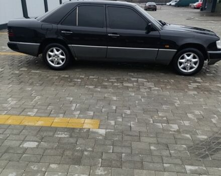 Черный Мерседес В124, объемом двигателя 2 л и пробегом 580 тыс. км за 2100 $, фото 3 на Automoto.ua