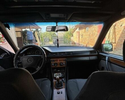 Черный Мерседес В124, объемом двигателя 2.2 л и пробегом 448 тыс. км за 3000 $, фото 4 на Automoto.ua