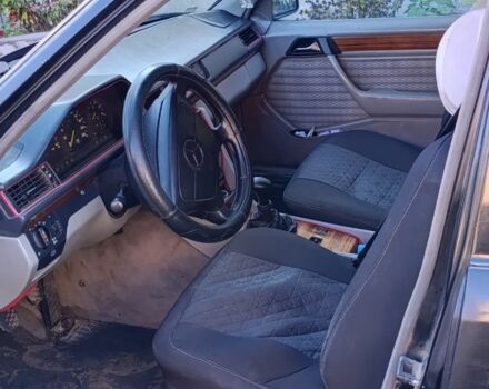 Черный Мерседес В124, объемом двигателя 2.5 л и пробегом 358 тыс. км за 1900 $, фото 6 на Automoto.ua