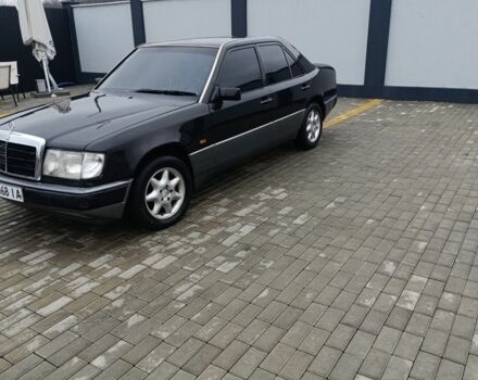 Черный Мерседес В124, объемом двигателя 2 л и пробегом 580 тыс. км за 2100 $, фото 1 на Automoto.ua
