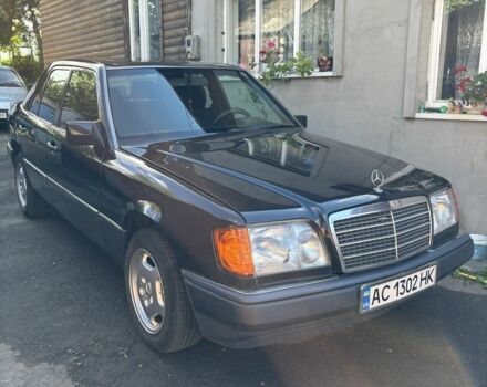 Черный Мерседес В124, объемом двигателя 2.2 л и пробегом 448 тыс. км за 3000 $, фото 1 на Automoto.ua