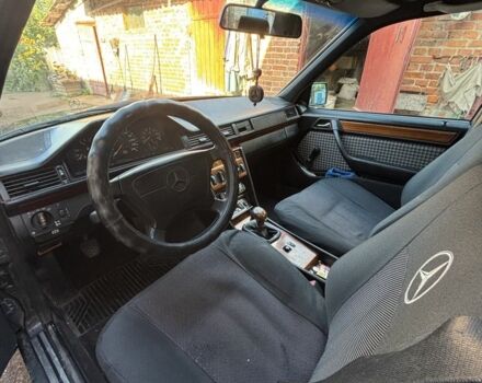 Черный Мерседес В124, объемом двигателя 2.2 л и пробегом 448 тыс. км за 3000 $, фото 3 на Automoto.ua