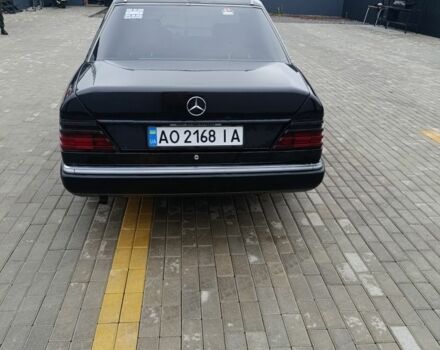 Черный Мерседес В124, объемом двигателя 2 л и пробегом 580 тыс. км за 2100 $, фото 4 на Automoto.ua