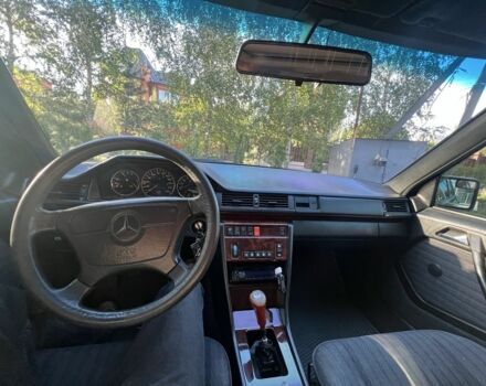 Черный Мерседес В124, объемом двигателя 2 л и пробегом 680 тыс. км за 3500 $, фото 5 на Automoto.ua