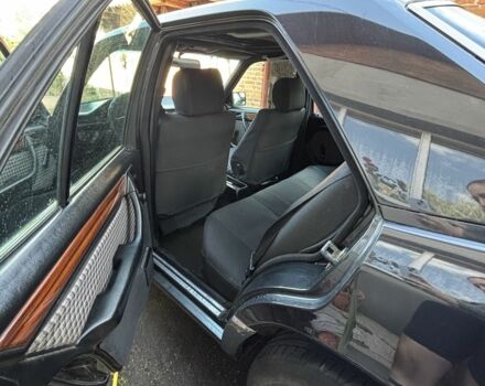 Черный Мерседес В124, объемом двигателя 2.2 л и пробегом 448 тыс. км за 3000 $, фото 2 на Automoto.ua