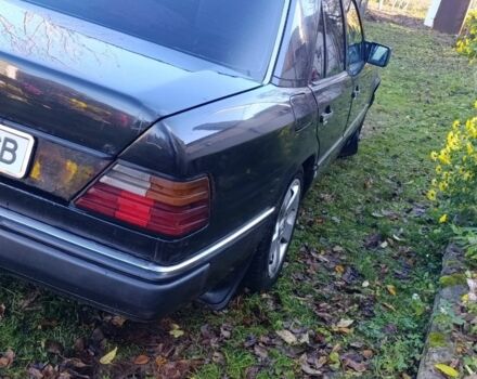 Черный Мерседес В124, объемом двигателя 2.5 л и пробегом 358 тыс. км за 1900 $, фото 5 на Automoto.ua