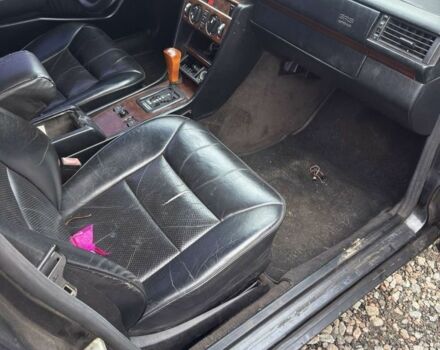 Черный Мерседес В124, объемом двигателя 2.8 л и пробегом 500 тыс. км за 2500 $, фото 5 на Automoto.ua