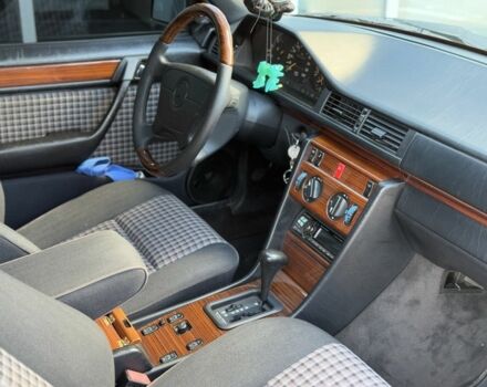Чорний Мерседес В124, об'ємом двигуна 2.2 л та пробігом 400 тис. км за 5499 $, фото 11 на Automoto.ua