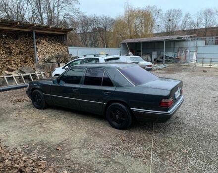 Черный Мерседес В124, объемом двигателя 2.2 л и пробегом 360 тыс. км за 3900 $, фото 3 на Automoto.ua