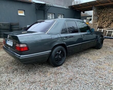 Черный Мерседес В124, объемом двигателя 2.2 л и пробегом 360 тыс. км за 3900 $, фото 5 на Automoto.ua
