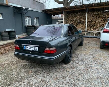 Черный Мерседес В124, объемом двигателя 2.2 л и пробегом 360 тыс. км за 3900 $, фото 6 на Automoto.ua