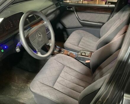 Черный Мерседес В124, объемом двигателя 2.2 л и пробегом 360 тыс. км за 3900 $, фото 2 на Automoto.ua